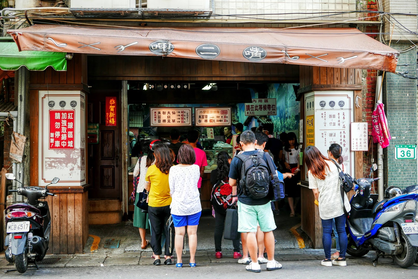 Store front. Photo credit: Brian Lin !4m3!8m2!3m1!1e1